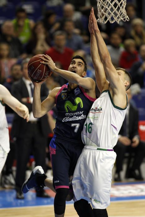 El Unicaja frena su racha victoriosa con una derrota en el BarclayCard Center de Madrid