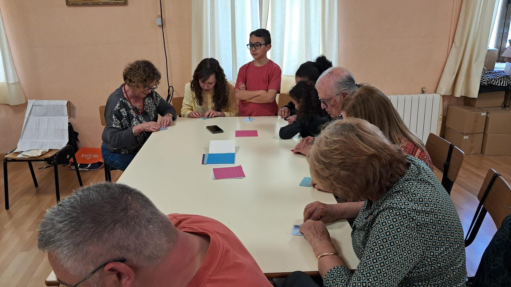 GALERÍA | Villafáfila despide las fiestas de San Isidro con un taller de papiroflexia