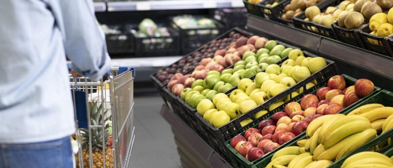 Un client passa per davant de la zona de fruita d’un supermercat en una fotografia d’arxiu. | EUROPA PRESS