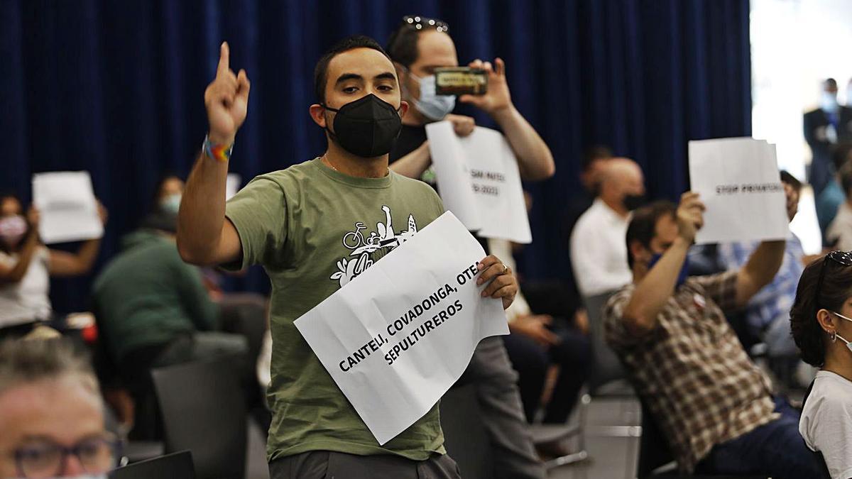 Un representante del tejido asociativo, durante la protesta contra el nuevo modelo. 