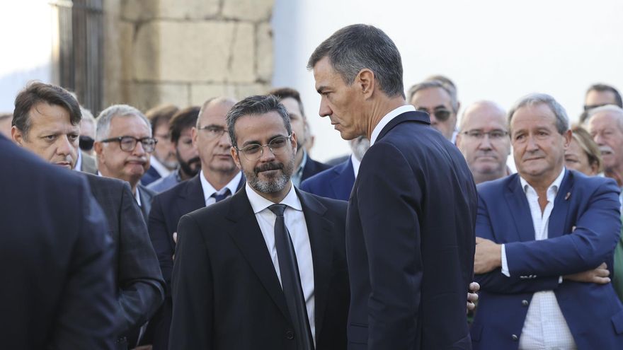 Pedro Sánchez acude al funeral de Guillermo Fernández Vara