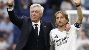 El Bernabéu celebra i plora l’adeu de Modric i Ancelotti