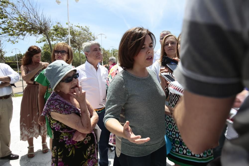 La ''número dos'' de Rajoy ha participado esta mañana en un paseo por Samil junto a los candidatos populares por Pontevedra, Alfonso Rueda y Elena Muñoz