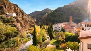 Pozas termales gratis al aire libre y casas encaramadas a un risco: es el pueblo español más bonito del verano
