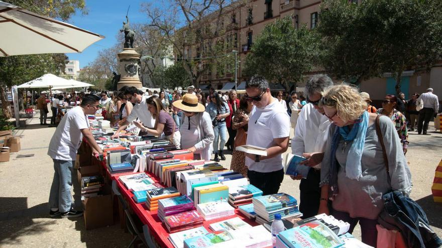 Récord de puestos de libros y rosas este Sant Jordi en el paseo Vara de Rey