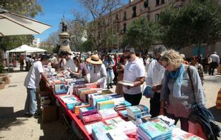Récord de puestos de libros y rosas este Sant Jordi en el paseo Vara de Rey