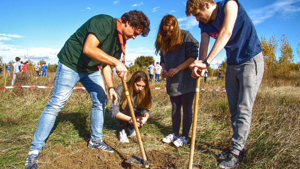 El voluntariado es una forma de ayudar a los demás que atrae a los jóvenes.