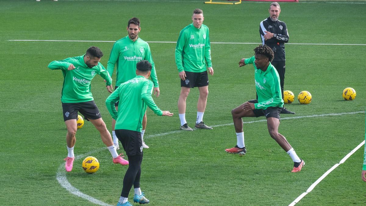 Los jugadores del Elche, durante el entrenamiento del pasado miércoles, en el Díez Iborra