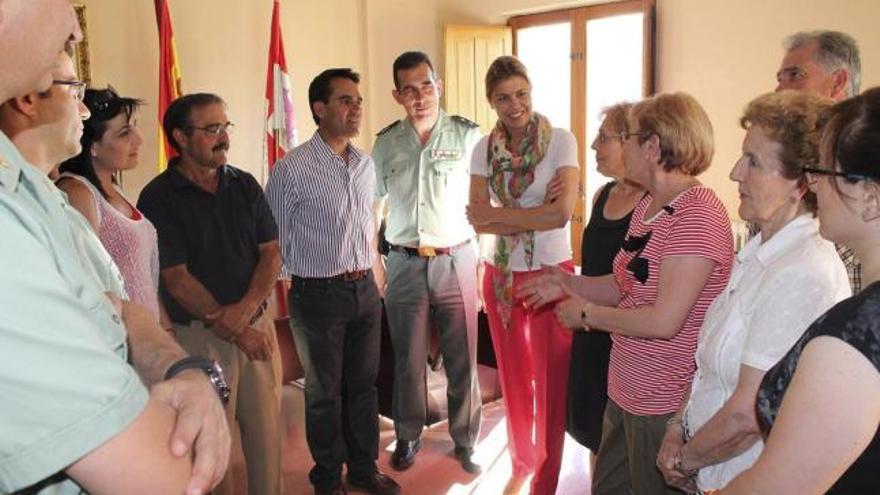 La subdelegada Clara San Damián (con pañuelo) durante la reunión de ayer con alcaldes de la zona de La Guareña.