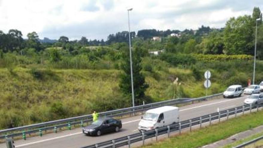 El vuelco de un camión obliga a cortar la Autovía del Cantábrico en Gijón