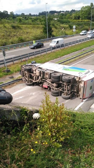 El vuelco de un camión obliga a cortar la Autovía