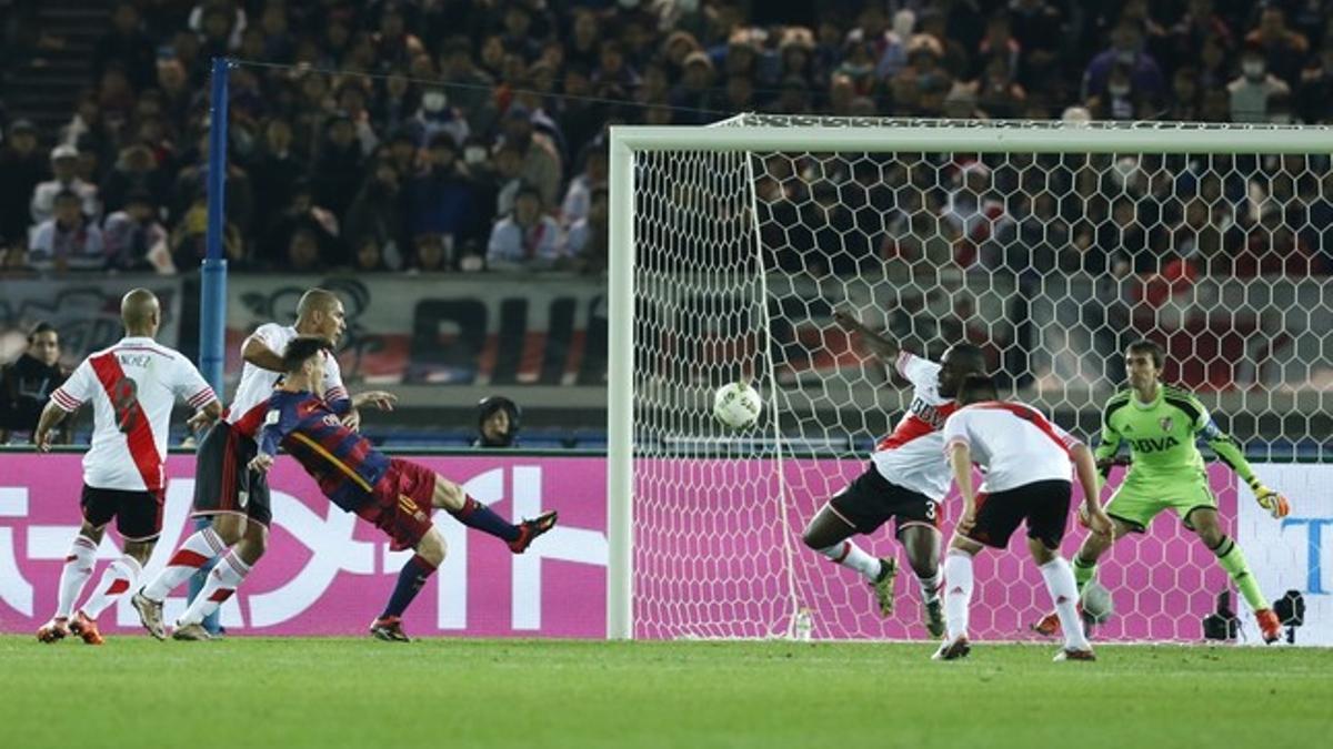 Lionel Messi, rodeado de jugadores del River, marcan el primer gol de la final del Mundial de Clubs.