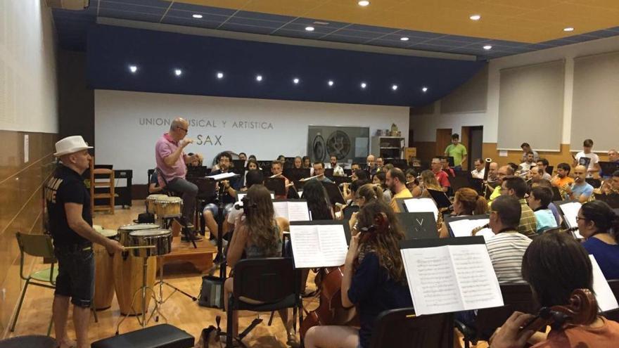 Ensayo de Pakito Baeza con la Unión Musical de Sax