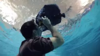Un hombre sobrevive en el agua haciendo un salvavidas con sus tejanos