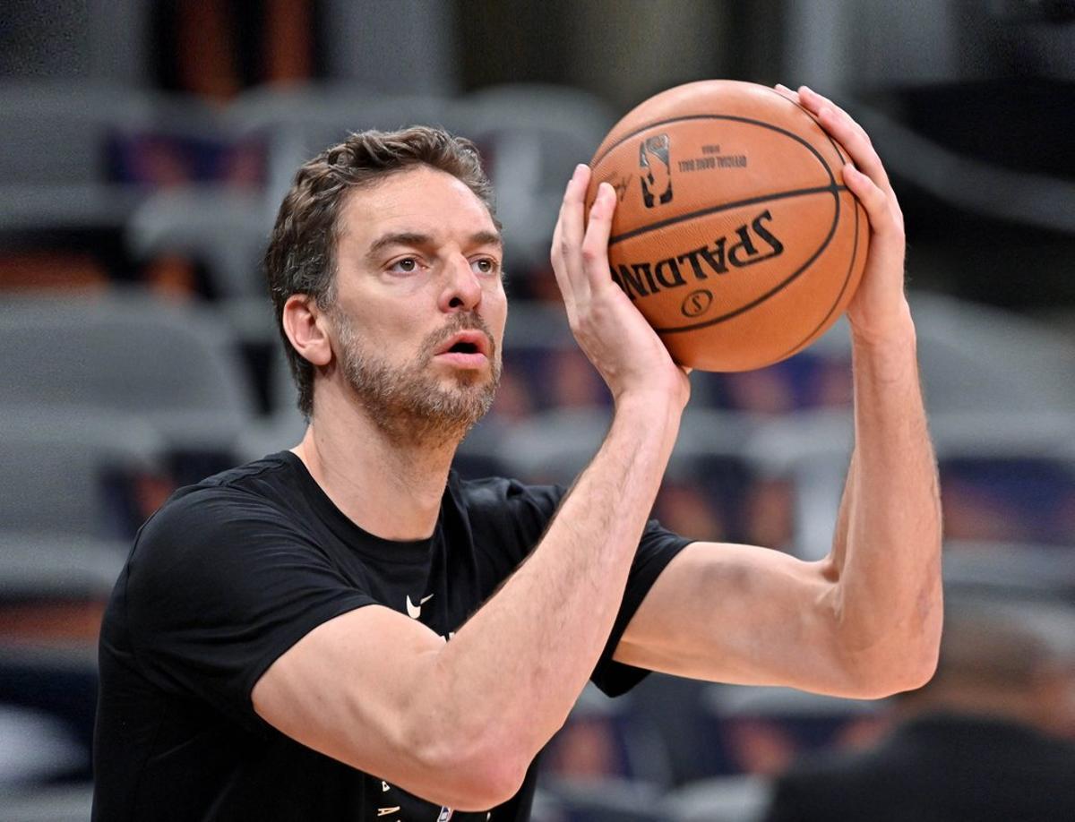 AME5607  SAN ANTONIO  ESTADOS UNIDOS   10 03 2019 - Pau Gasol de los Milwaukee Bucks calienta este domingo  previo a un partido de la NBA  en San Antonio  EE UU    EFE  Darren Abate