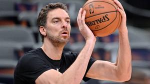 AME5607  SAN ANTONIO  ESTADOS UNIDOS   10 03 2019 - Pau Gasol de los Milwaukee Bucks calienta este domingo  previo a un partido de la NBA  en San Antonio  EE UU    EFE  Darren Abate