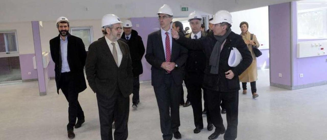 La visita del conselleiro de Sanidade a las obras de ampliación del Hospital do Salnés. // Noé Parga