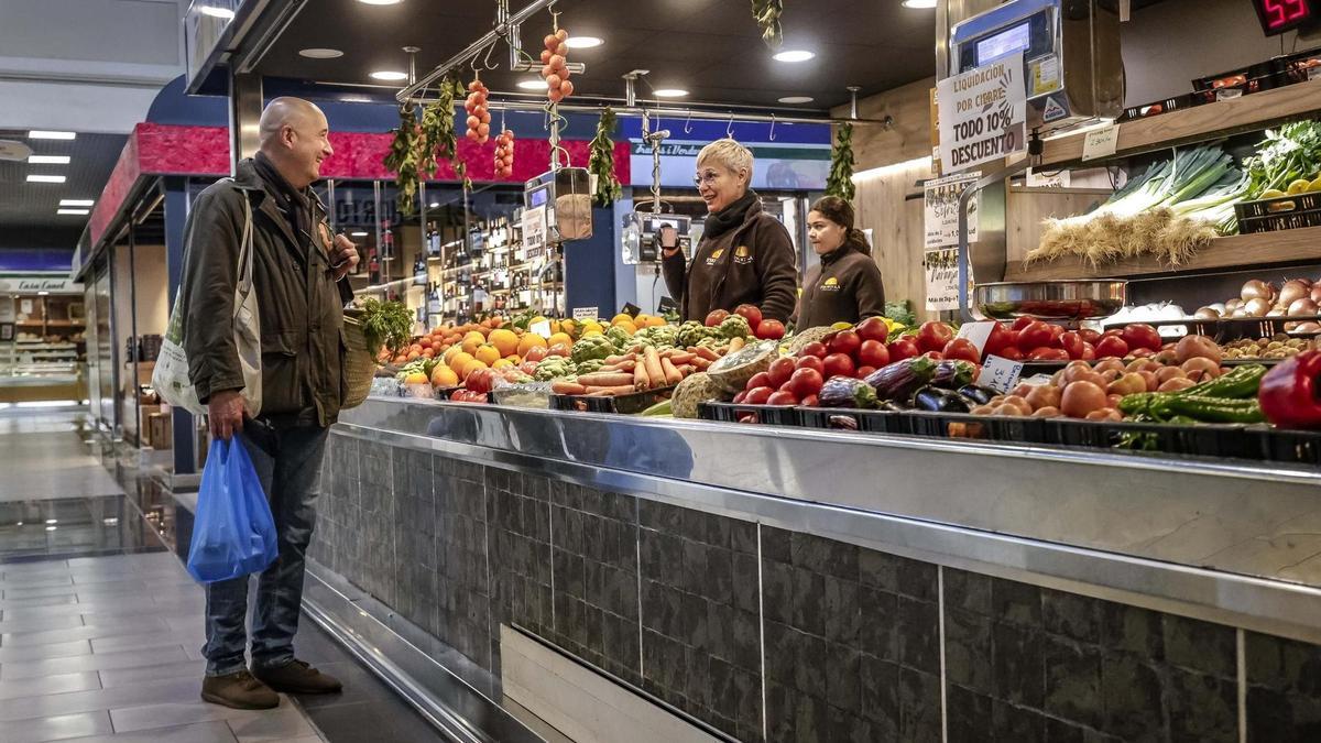 Francisca &quot;Xisca&quot; Cirer am Tag vor der Schließung des Marktstands im Mercat de l&#039;Olivar.