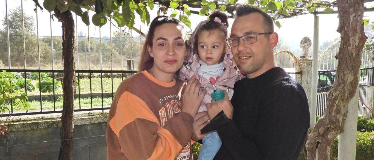 Yoli, Carla y Rubén en el patio de su casa en una parroquia del Concello de Amoeiro.   | // FERNANDO CASANOVA