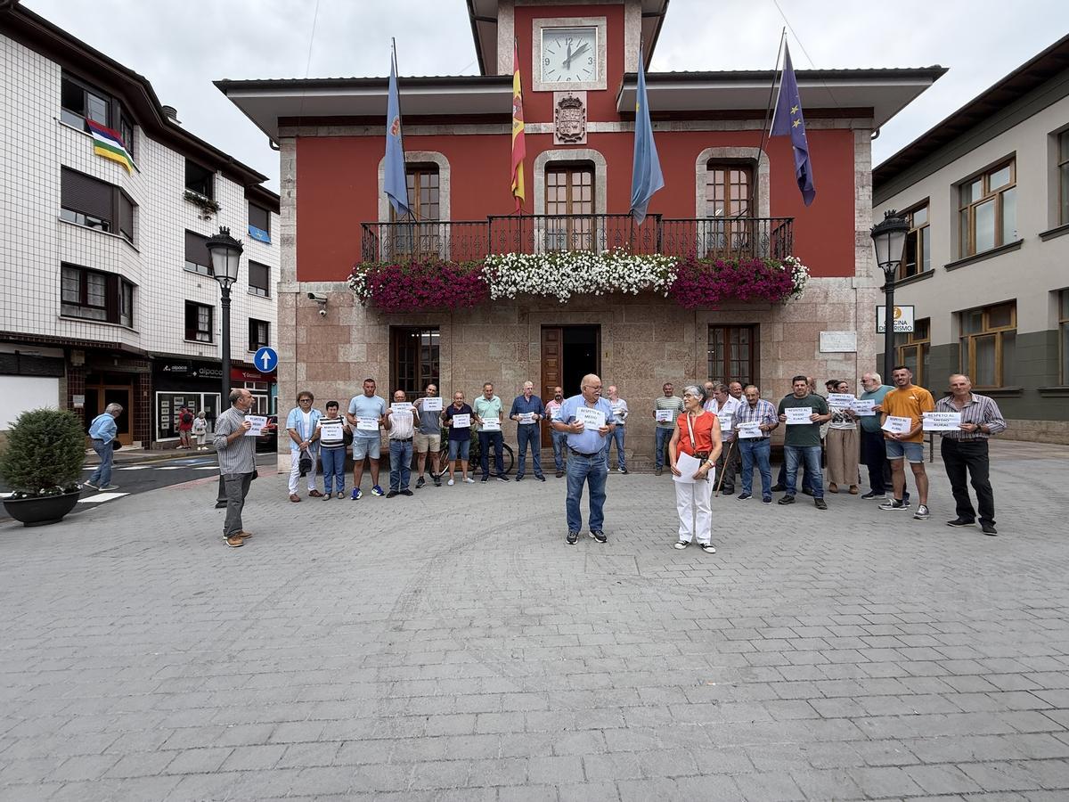 Protesta de vecinos de Llerandi (Parres) contra la destrucciòn de una laguna