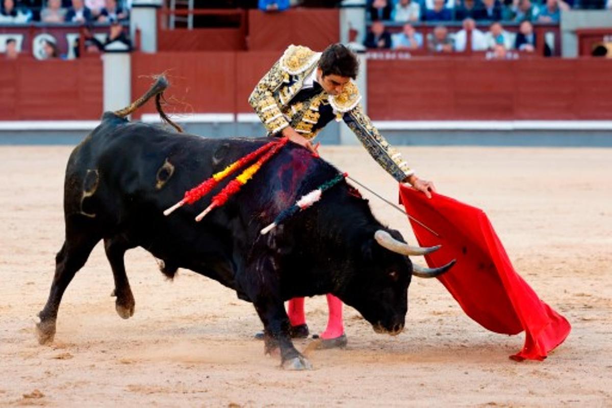 El diestro Miguel Ángel Perera durante su faena en las Ventas