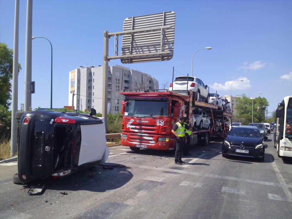 Accidente con un camión de transporte de vehículos en la autopista de Llucmajor