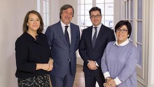 Begoña Castro, José Carlos Vizárraga, Damià Querol y Aurora Rodés, en la sede territorial de Ibercaja en Barcelona.