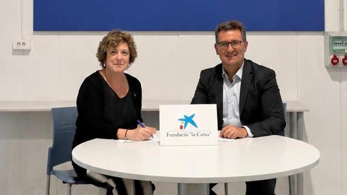 Sílvia Gratacòs i Josep Maria González, director de la territorial Catalunya de CaixaBank, durant la signatura