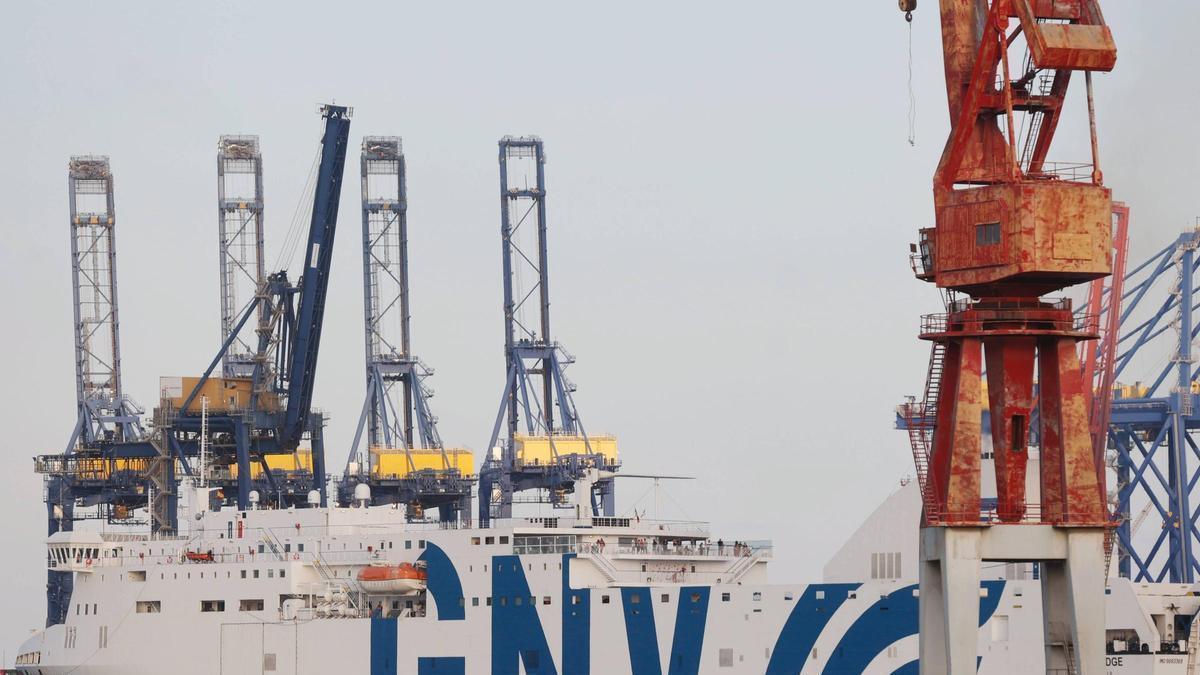 Buque de la naviera GNV en el puerto de València, en una imagen de archivo.