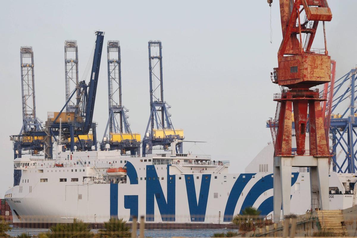 Buque de la naviera GNV en el puerto de València, en una imagen de archivo.