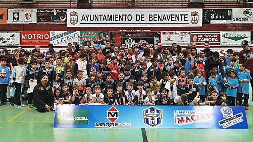 Foto de familia del torneo celebrado en Benavente.