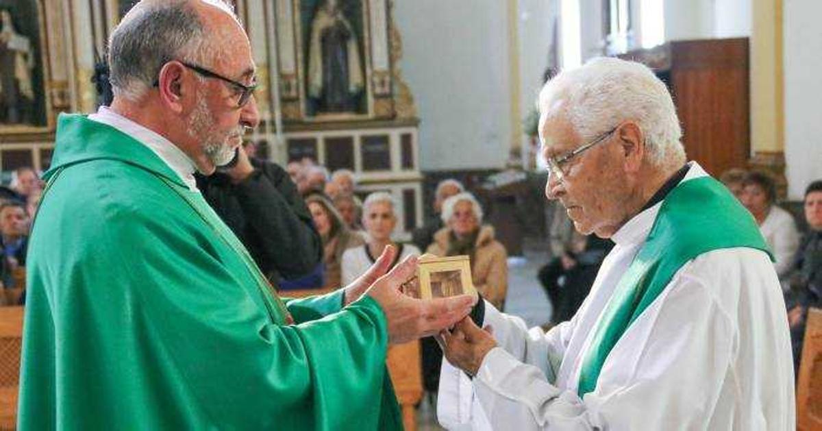 La reliquia llegó ayer a la parroquia, donde los files pudieron besar la pieza y contemplarla de cerca, antes de quedar expuesta.