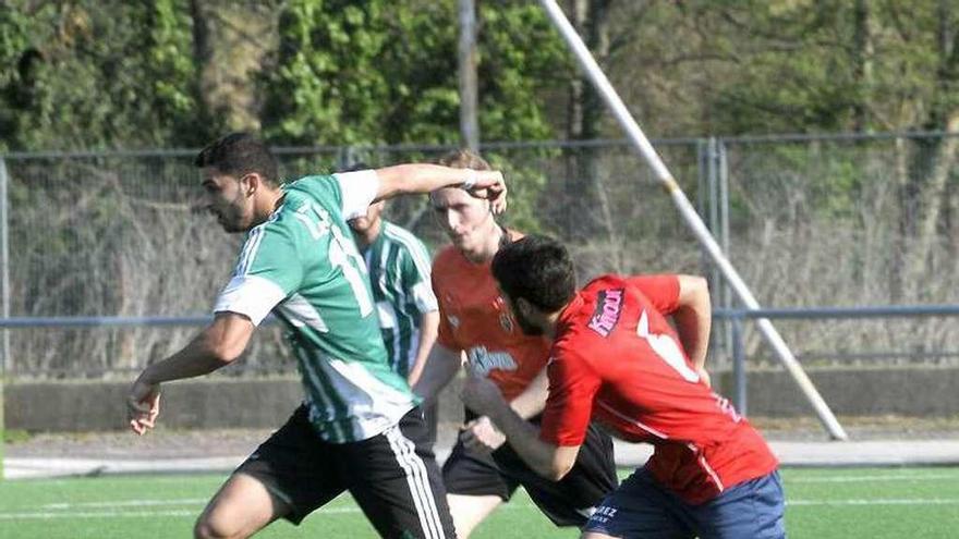 Madeira, con el balón, se va en velocidad de un contrario.