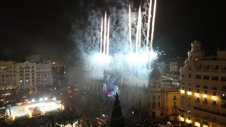 València da la bienvenida al año nuevo pese al frío y la amenaza de lluvia, aunque adelantando el fin de fiesta