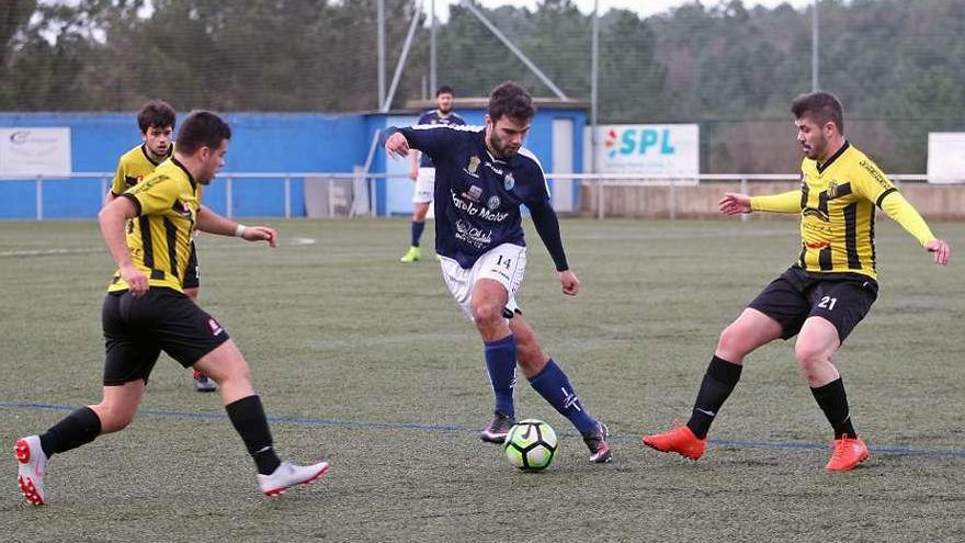 Adrián Falcón controla un balón, ayer, rodeado de contrarios, en San Martiño. // Bernabé/Juan Carlos Asorey