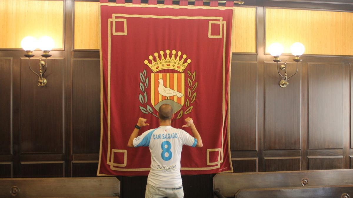 Dani Salgado, en la sala de plenos del Ayuntamiento de Santa Coloma.