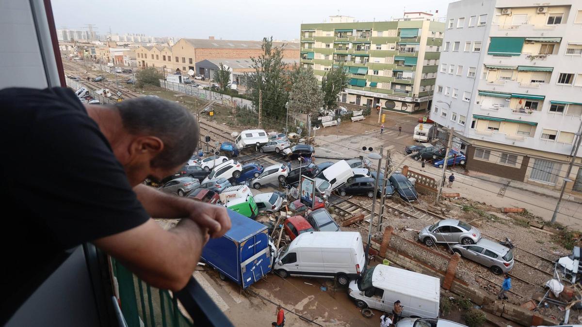 Un vecino de Sedavía observa la destrucción de la dana del 29-O un día despuñes.