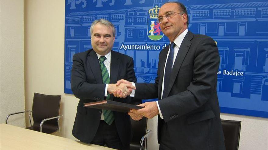 El Ayuntamiento de Badajoz y Liberbank firman la subrogación del párking Conquistadores