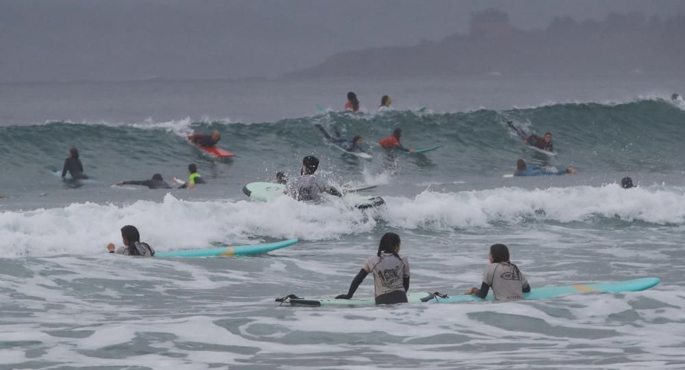 Los surfistas disfrutan de las olas en Patos