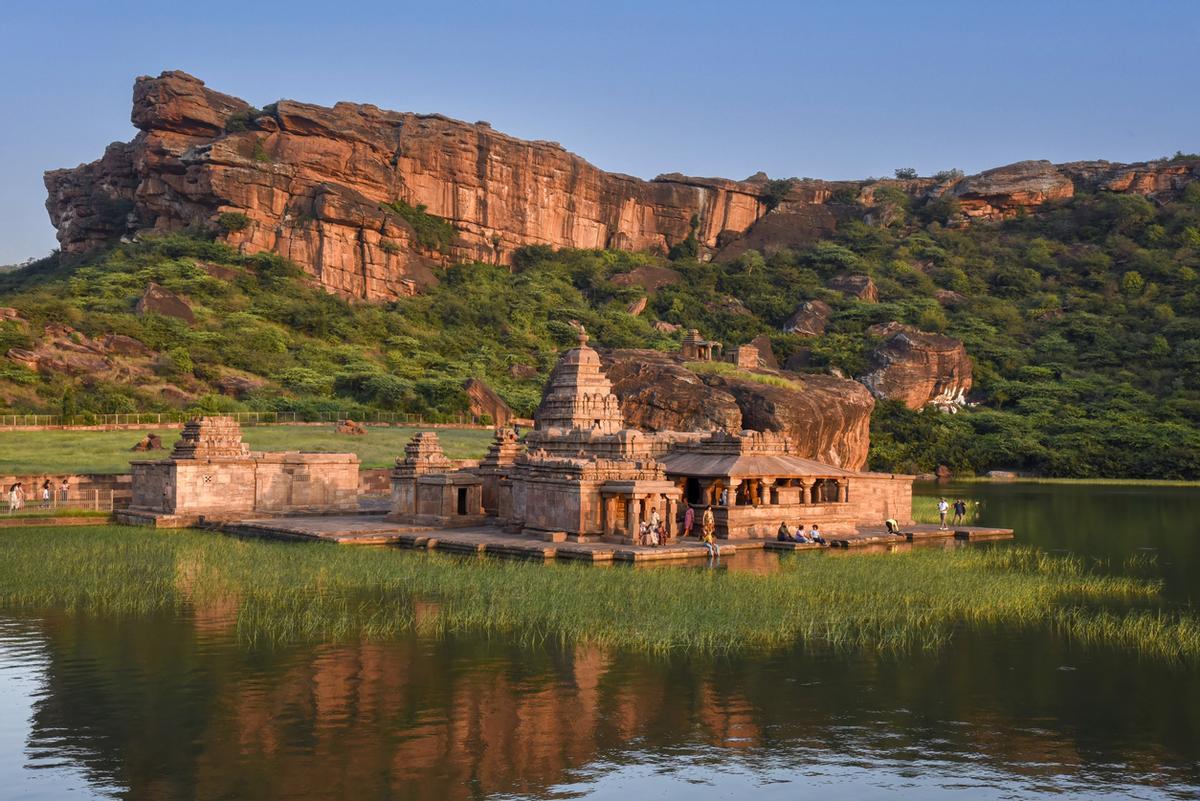Puesta de sol en los templos de Bhutanatha a orillas del lago Agastya.