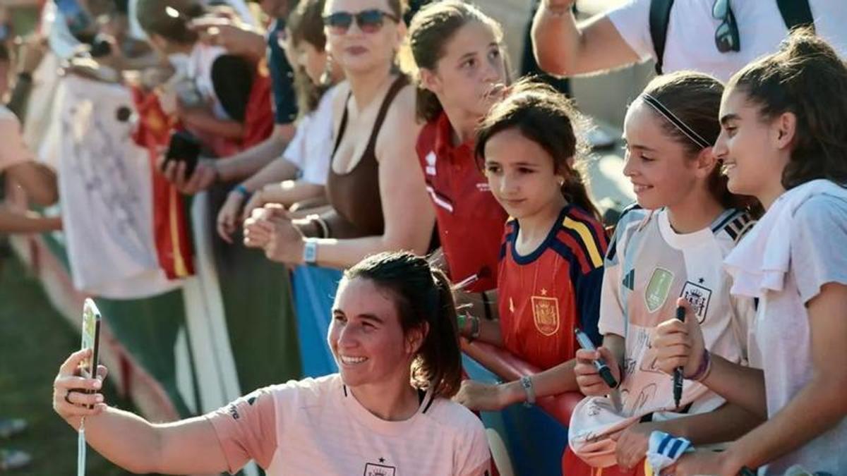 Die Mallorquinerin Mariona Caldentey aus Felanitx schießt mit ihren Fans Selfies.
