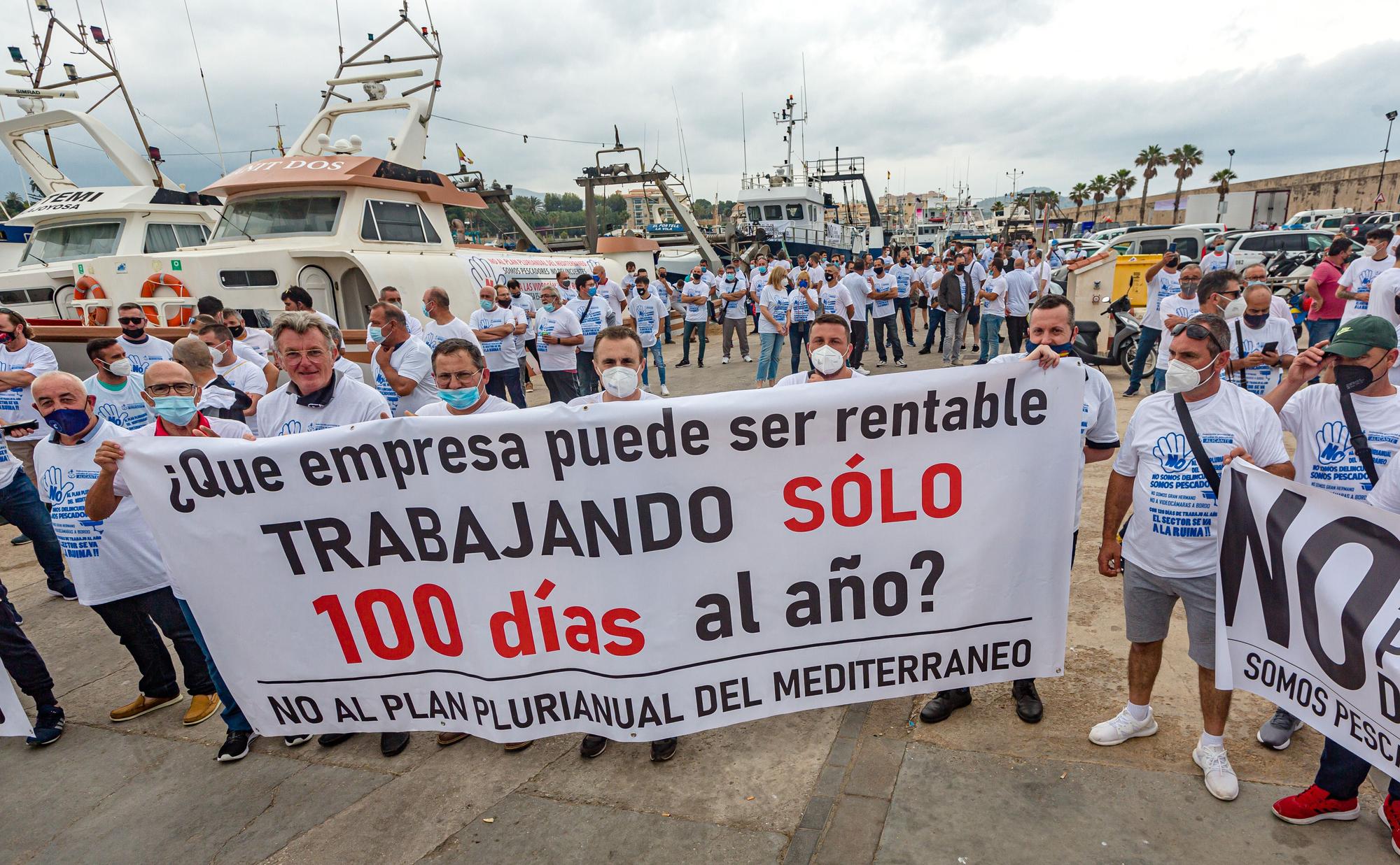 Las cofradías de la provincia protestan en La Vila contra el plan europeo que les obliga a reducir los días de faena