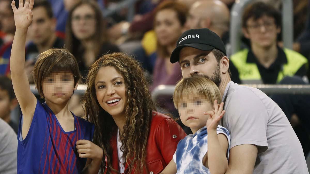 Shakira y Gerard Piqué, acompañados de sus hijos, Milán (izquierda) y Sasha, en un partido de baloncesto, en marzo del 2019