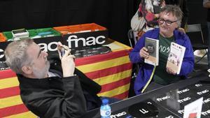 El periodista y escritor Pau Arenós hace una foto al chef Andoni Luis Aduriz, que sostiene los libros de ambos, este jueves en Barcelona.