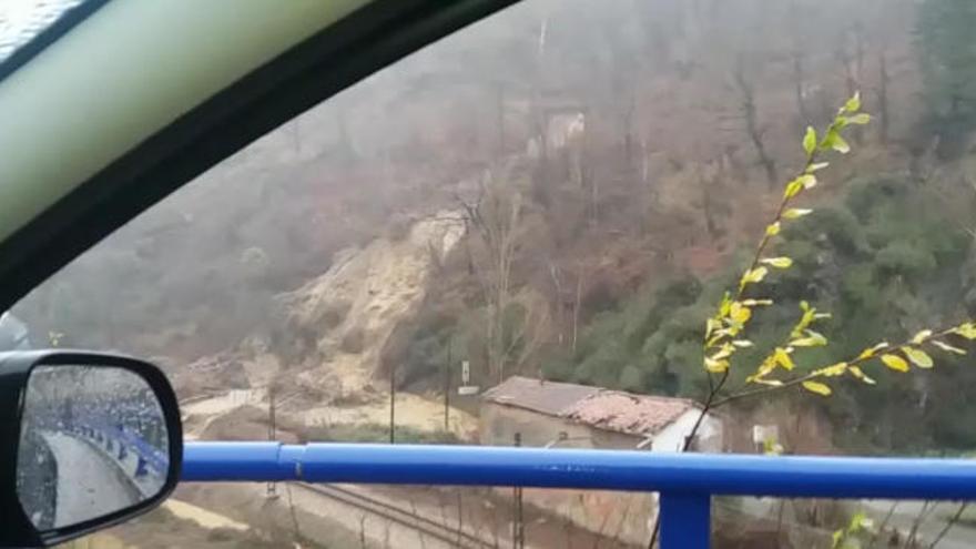 Temporal en Asturias: Así se produjo el argayo que cayó sobre la carretera que une Barredos y Blimea