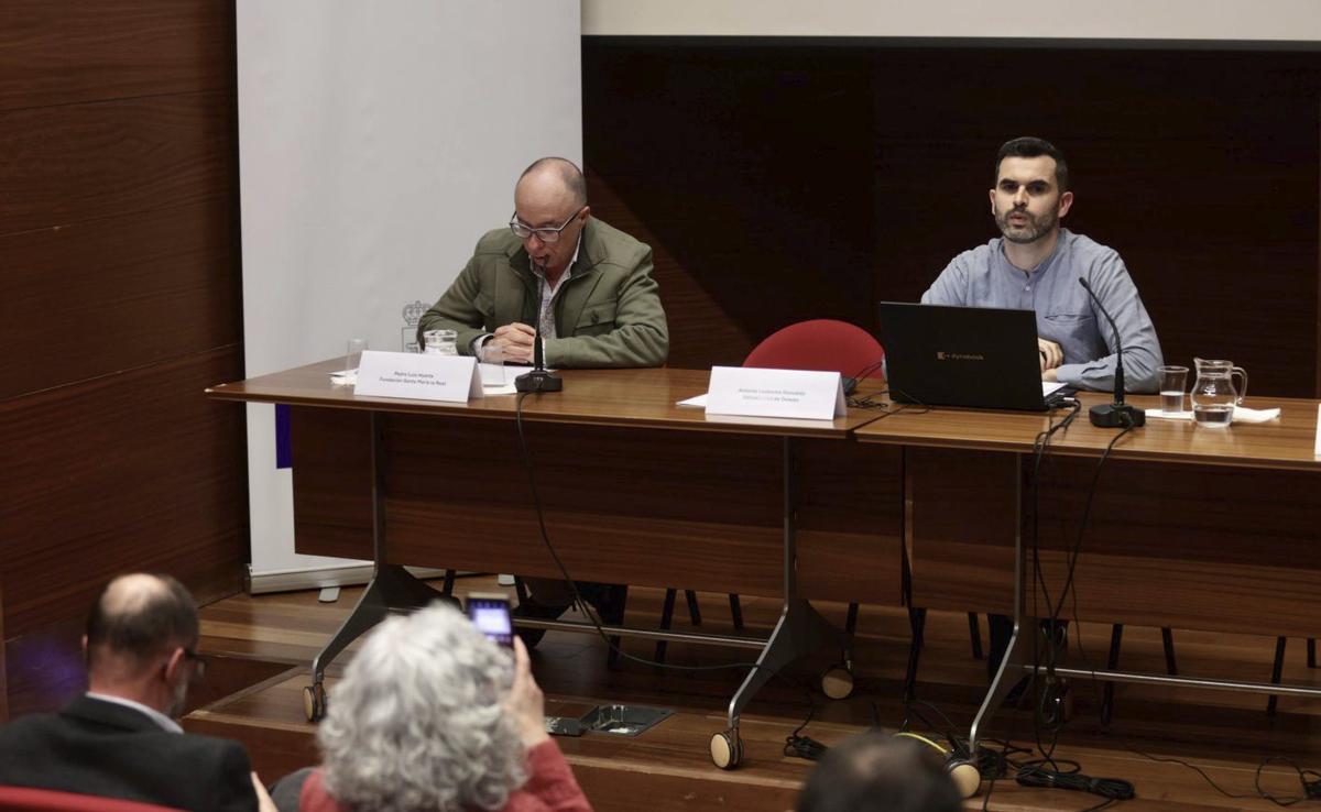 A la derecha, acompañado por Pedro Luis Huerta, de la Fundación Santa María La Real. | IRMA COLLÍN