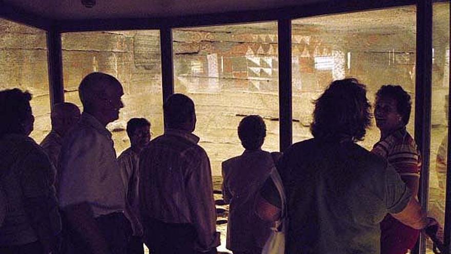 Grupo de visitantes a la Cueva Pintada de Gáldar.