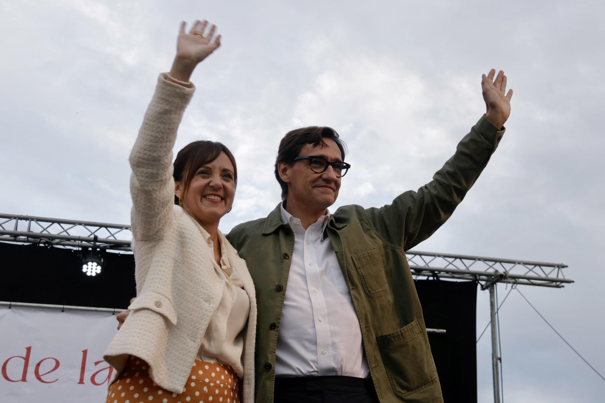 El primer secretario del PSC, Salvador Illa, con la candidata de Mollet, Mireia Dionisio