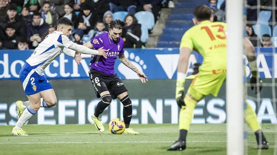 Álex Sala protege el esférico durante un lance del Zaragoza-Córdoba CF.