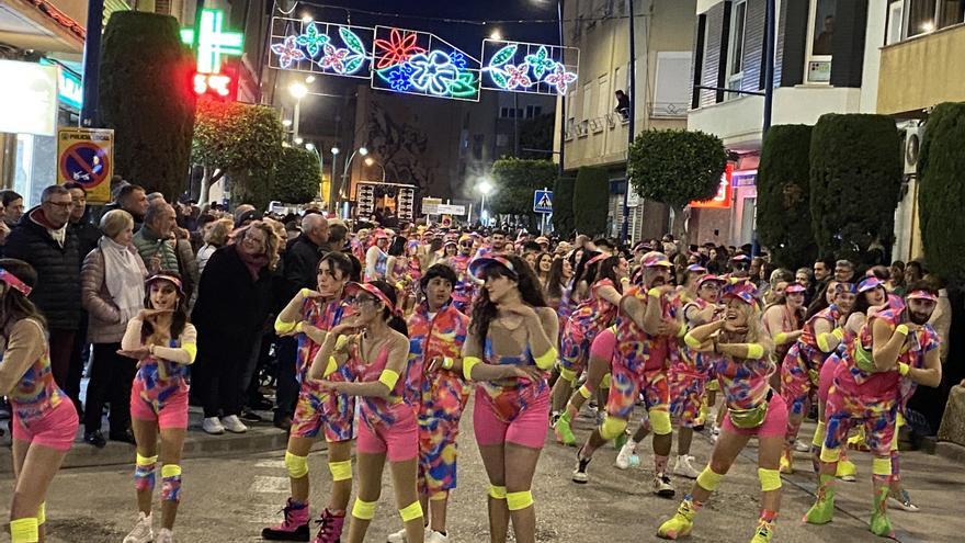 La cabalgata del Ninot llena las calles de Benicarló de música y disfraces